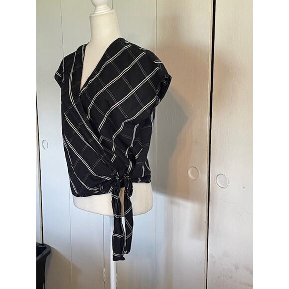 Banana Republic Size Medium Sleeveless Wrap Top Black & White - Picture 3 of 6